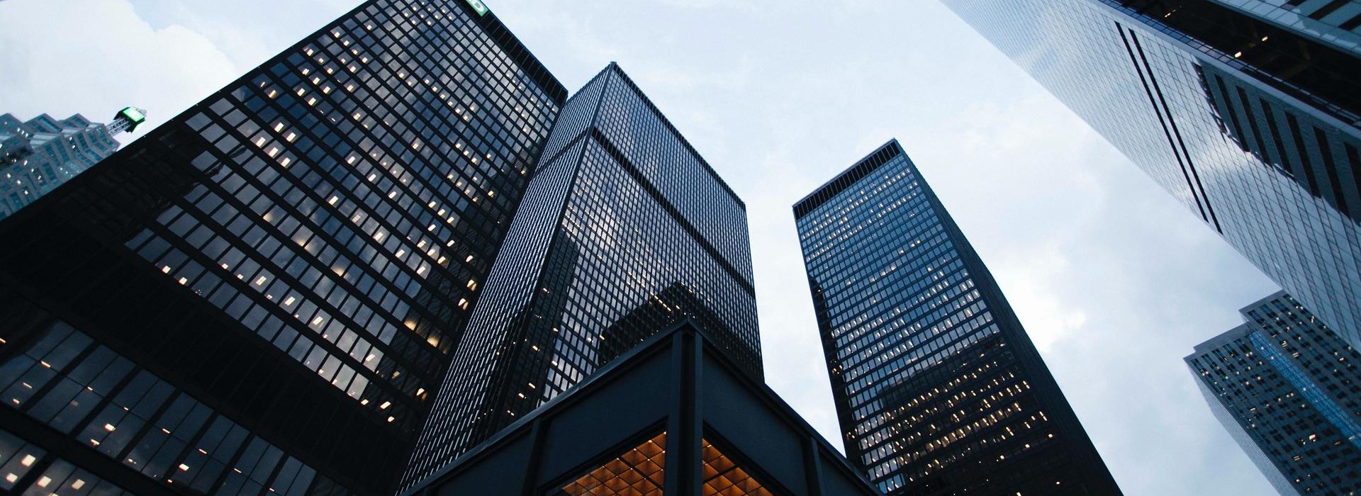 Vista dal basso di palazzi moderni