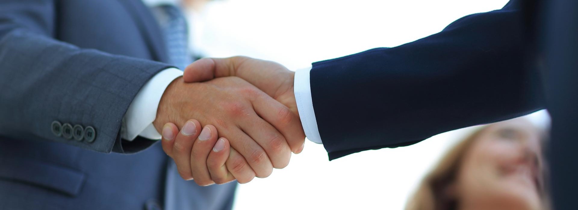 Stretta di mano tra due imprenditori