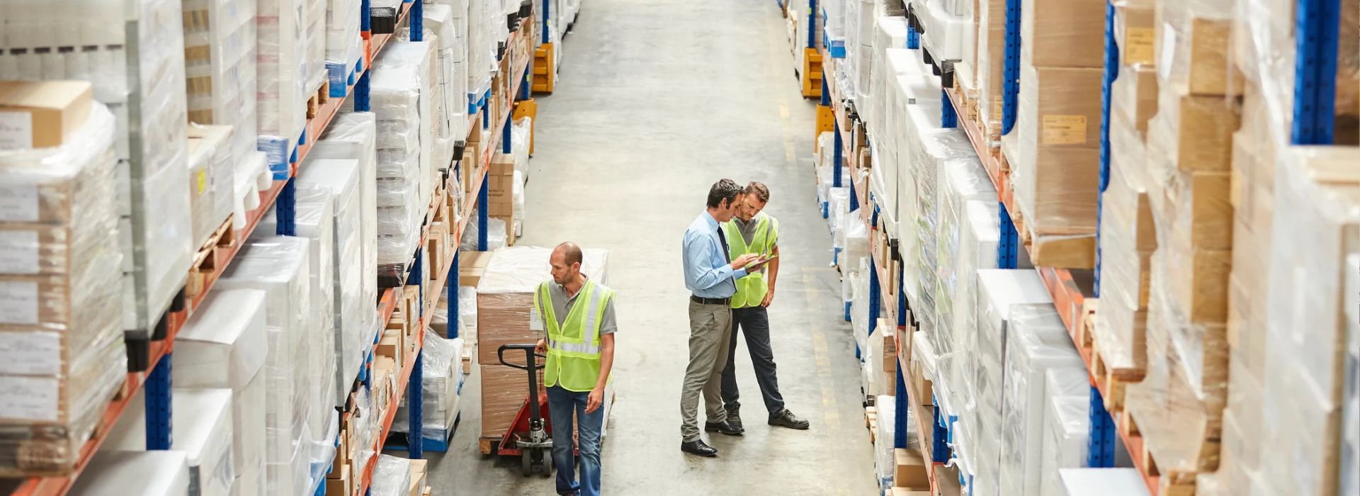 Operai al lavoro in ua Warehouse