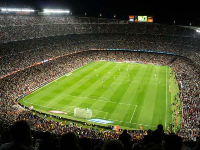 Campo da calcio illuminato durante una partita 