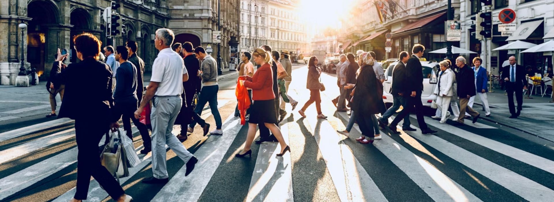 Tante persone camminano sulle strisce pedonali