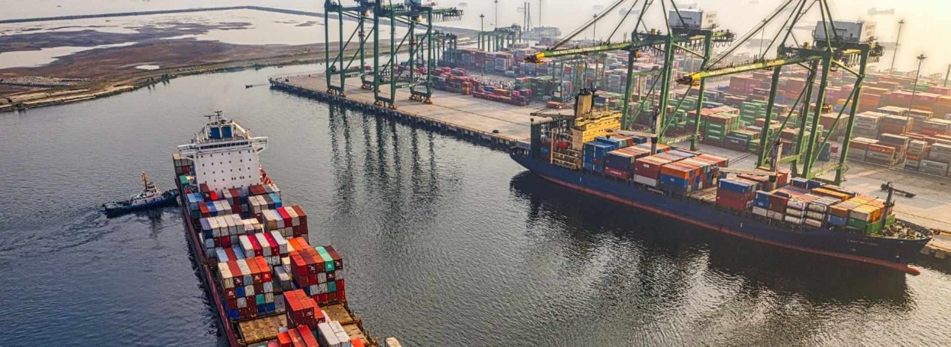 Due navi portacontainer in un porto commerciale