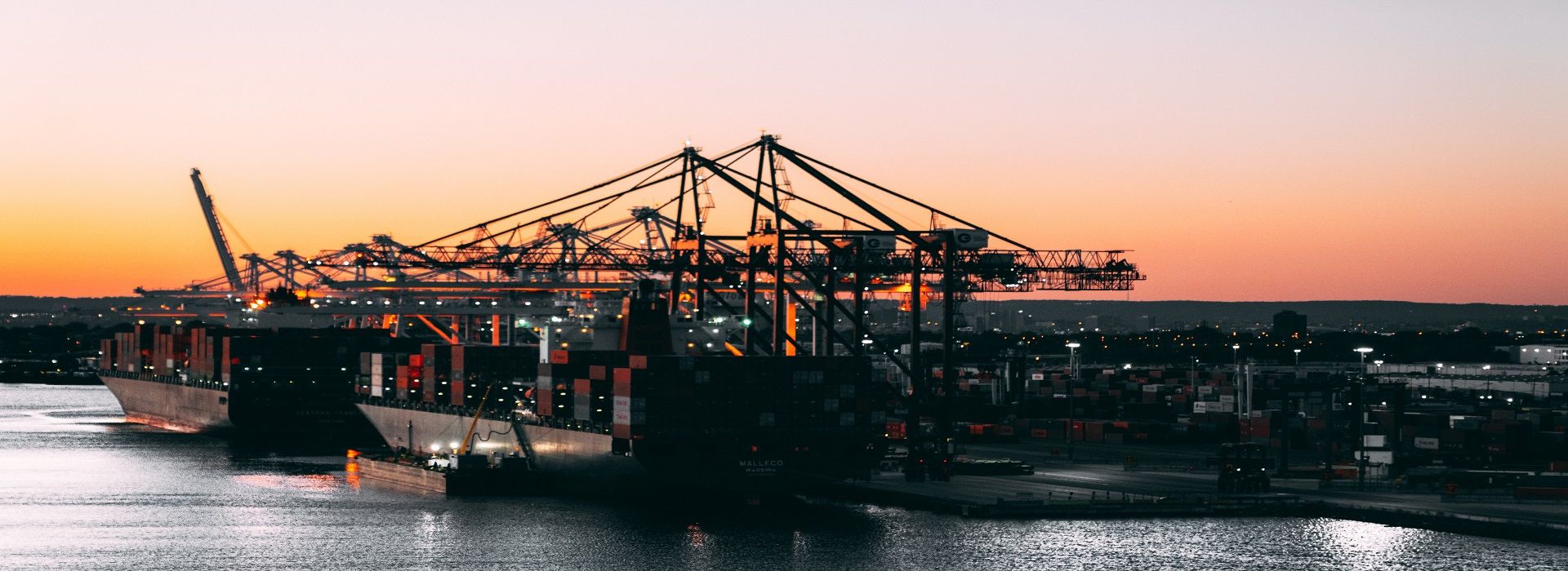 Porto commerciale al tramonto