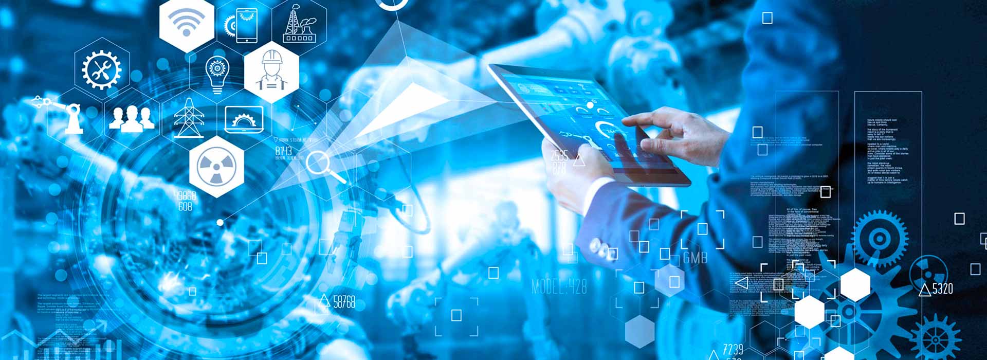 Imprenditore tiene in mano tablet da cui ricava importanti informazioni