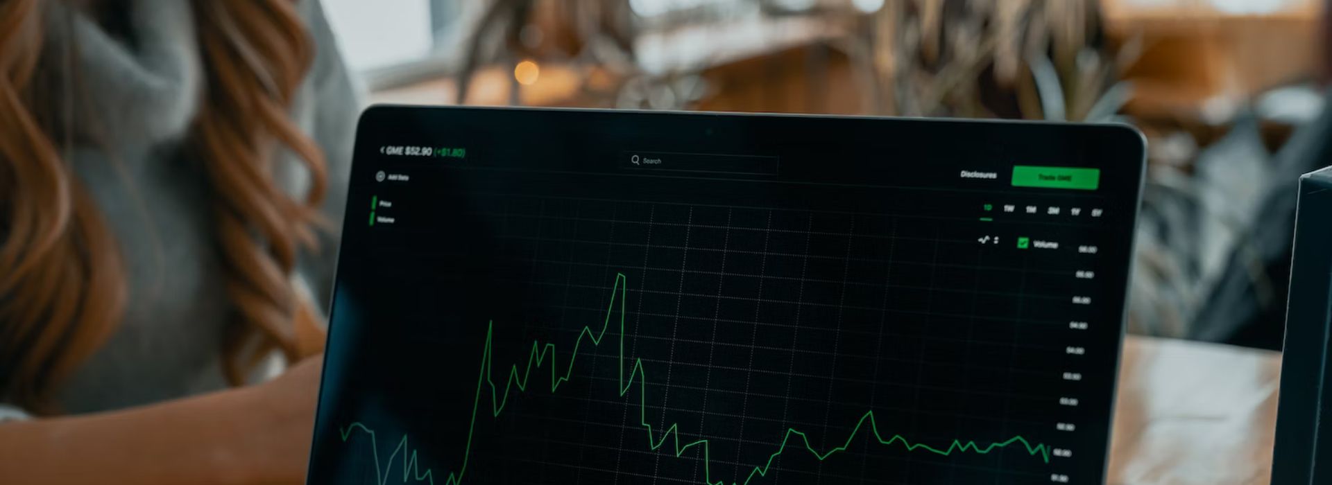 Laptop su cui è visibile un grafico