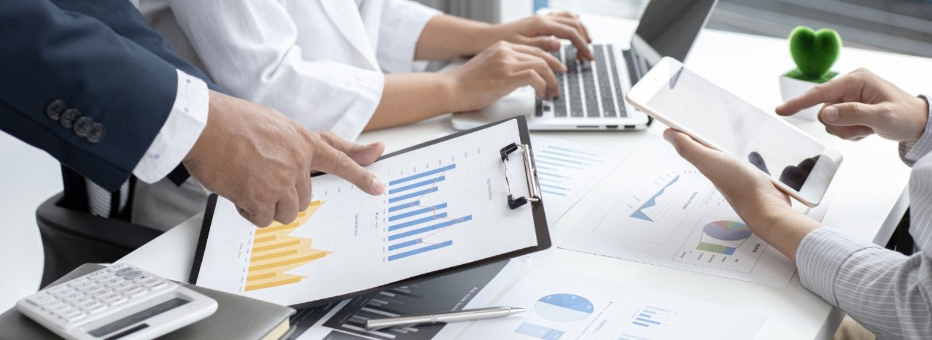 Colleghi durante una riunione studiano e aggiornano grafici