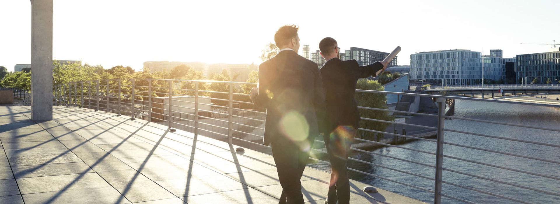 Due imprenditori camminano nel distretto finanziario della città