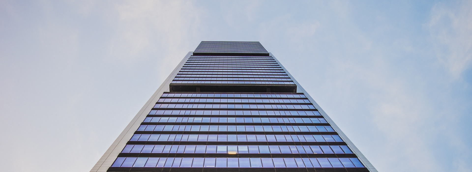Vista dal basso di un palazzo moderno