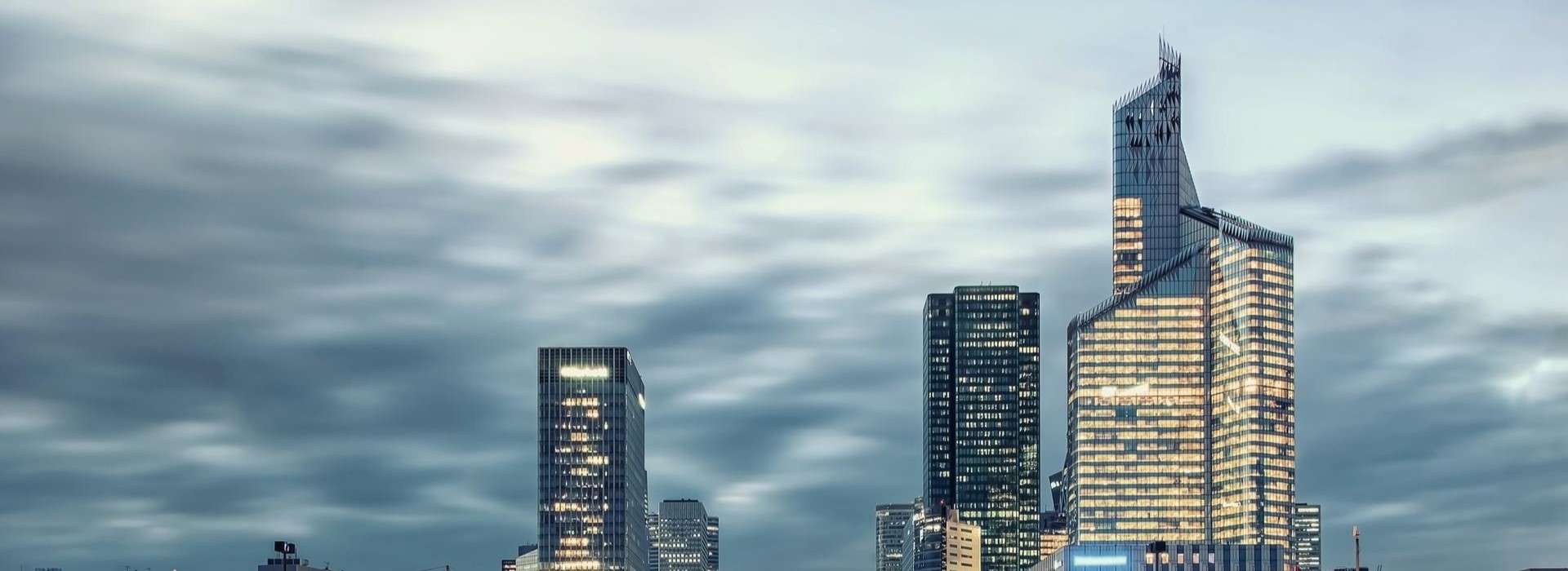 Palazzi moderni con cielo nuvoloso sullo sfondo