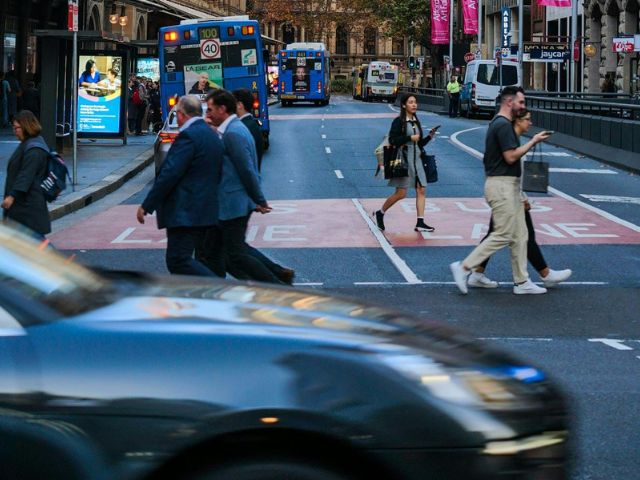 Persone che passeggiano in città