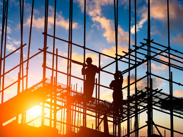operai che lavorano in un cantiere edile