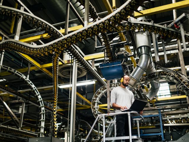 Uomo che lavora in una fabbrica