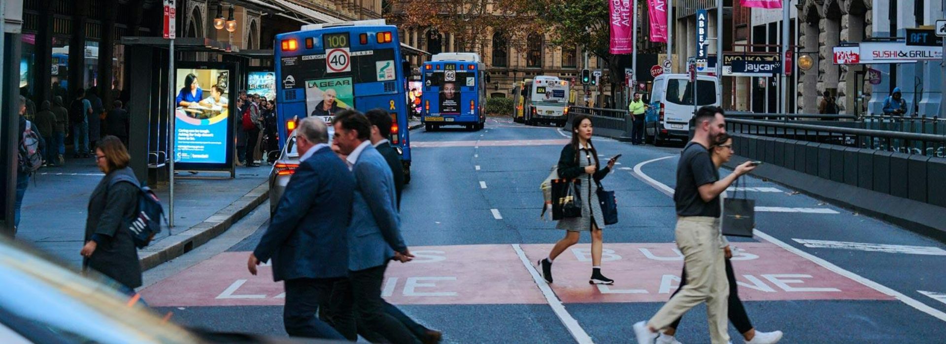 Persone che passeggiano in città