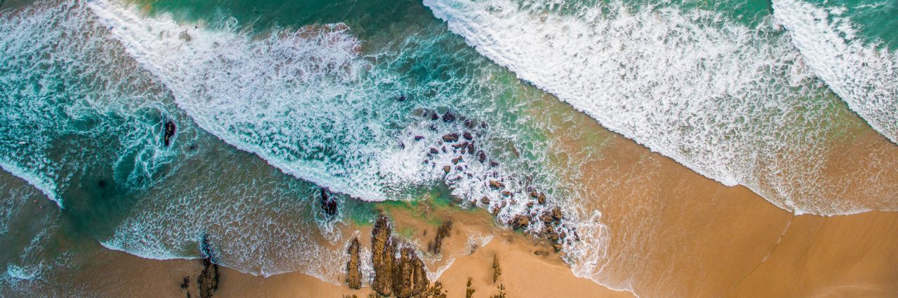 Vista dall'alto di una spiaggia