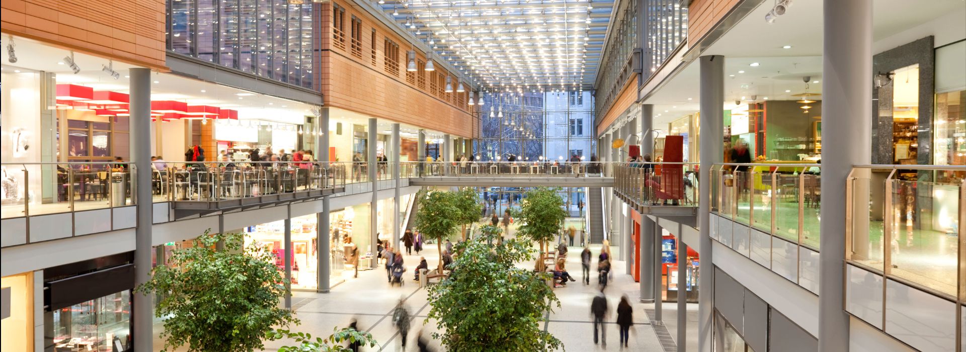 Centro commerciale con persone