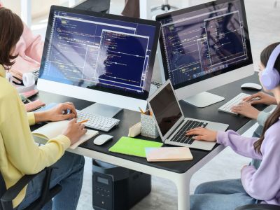 Persone che utilizzano il computer  