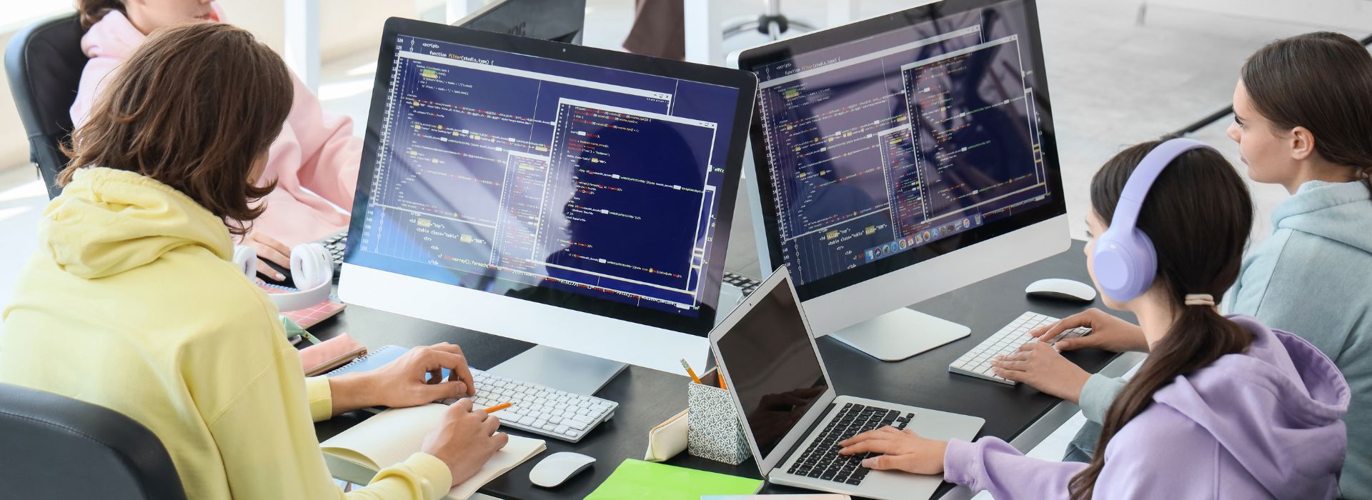 Persone che utilizzano il computer  