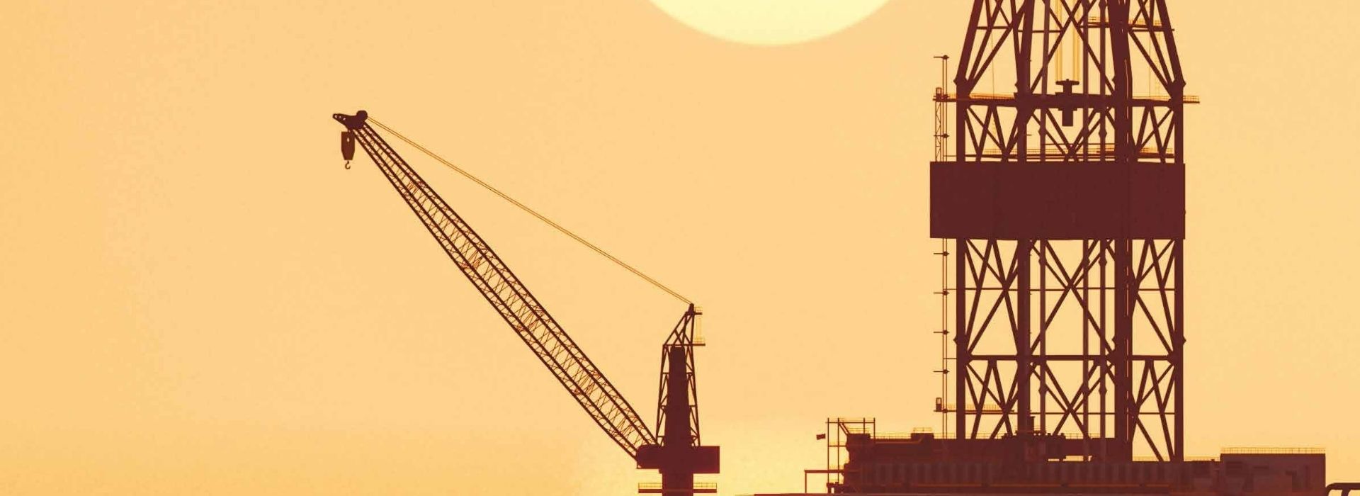 Piattaforma petrolifera in mezzo al mare