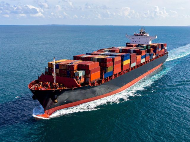 Nave cargo in mezzo al mare