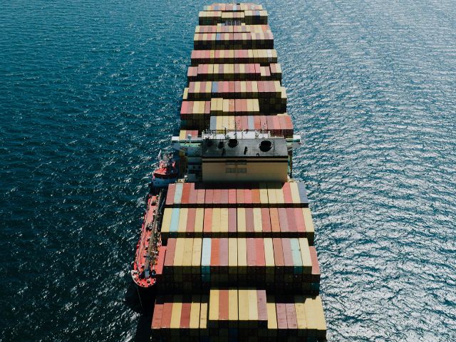 Nave cargo con molti container