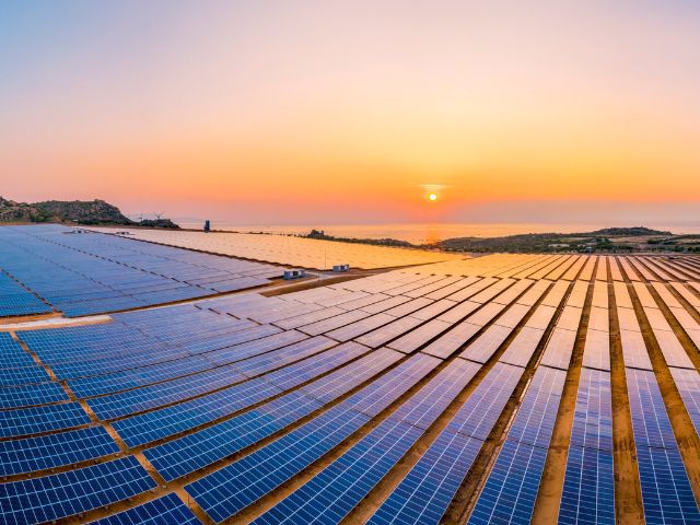 Parco fotovoltaico al tramonto