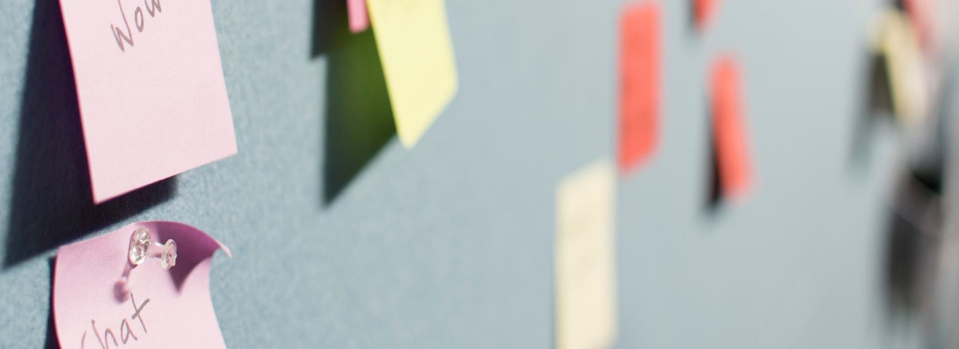 Bacheca con attaccati post-it colorati