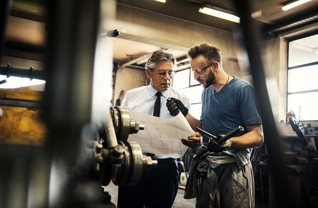Un manager e un tecnico si consultano sulla produzione