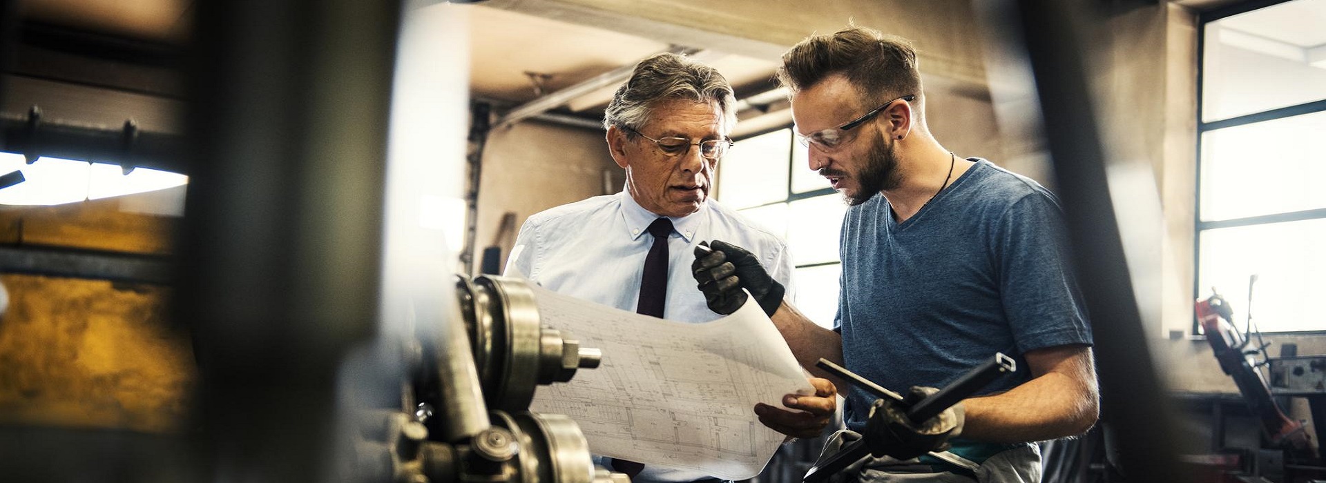 Un manager e un tecnico si consultano sulla produzione