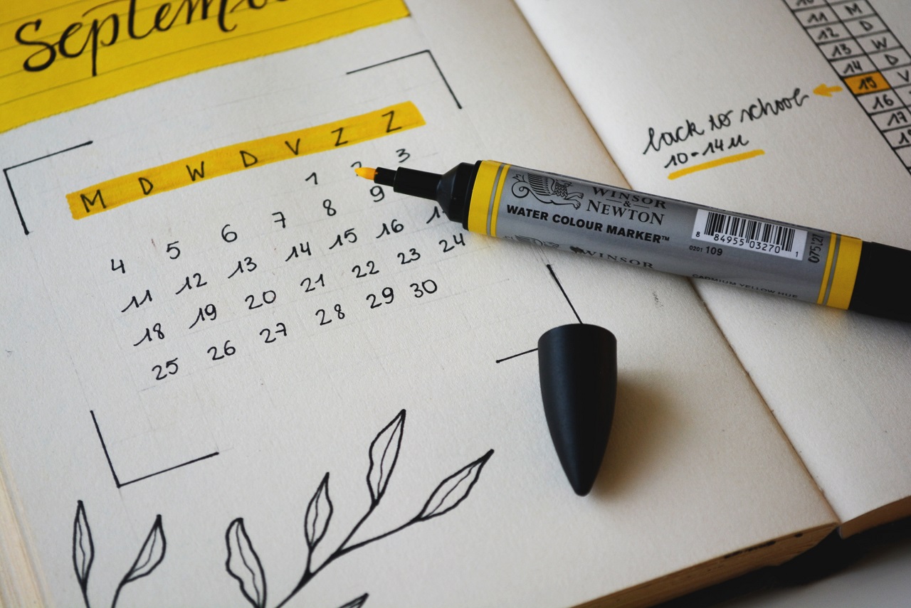 Kalender met stift om datum te markeren