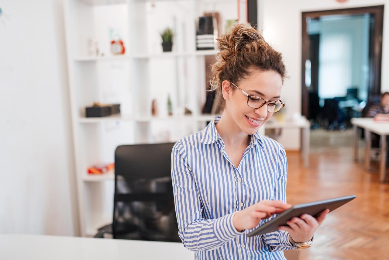 Vrouw die de contactmogelijkheden met Allianz Trade bekijkt op ipad