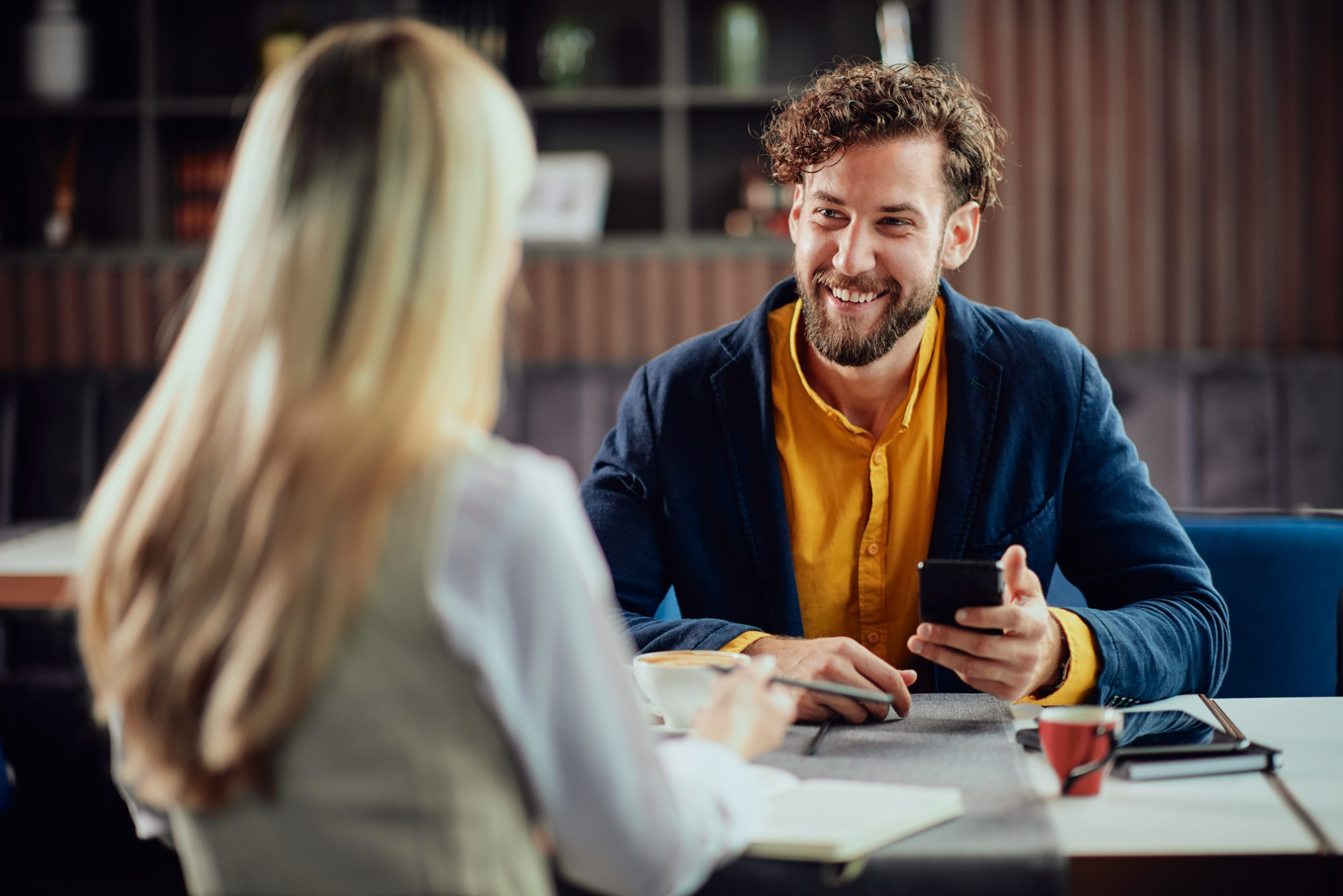 Collega's die ervaring opdoen tijdens het werk