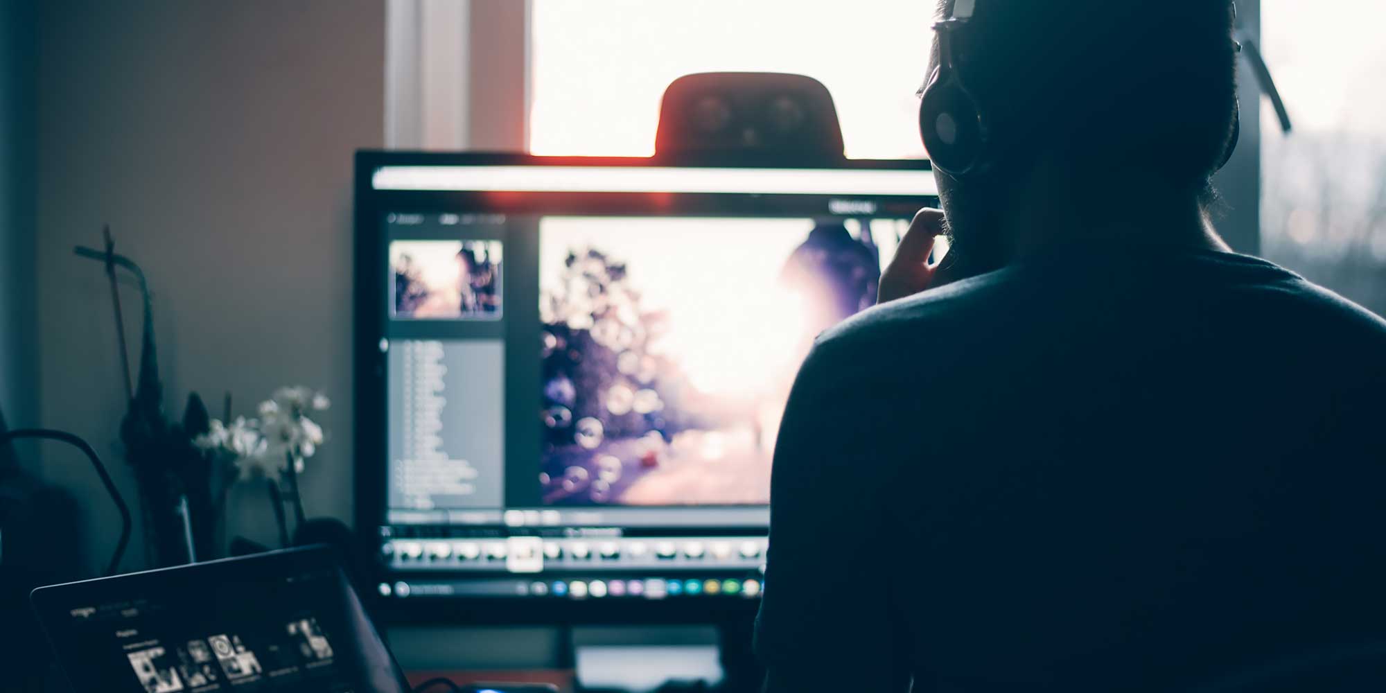 Ciemny tajemniczej obrys postaci przed ekranem monitora