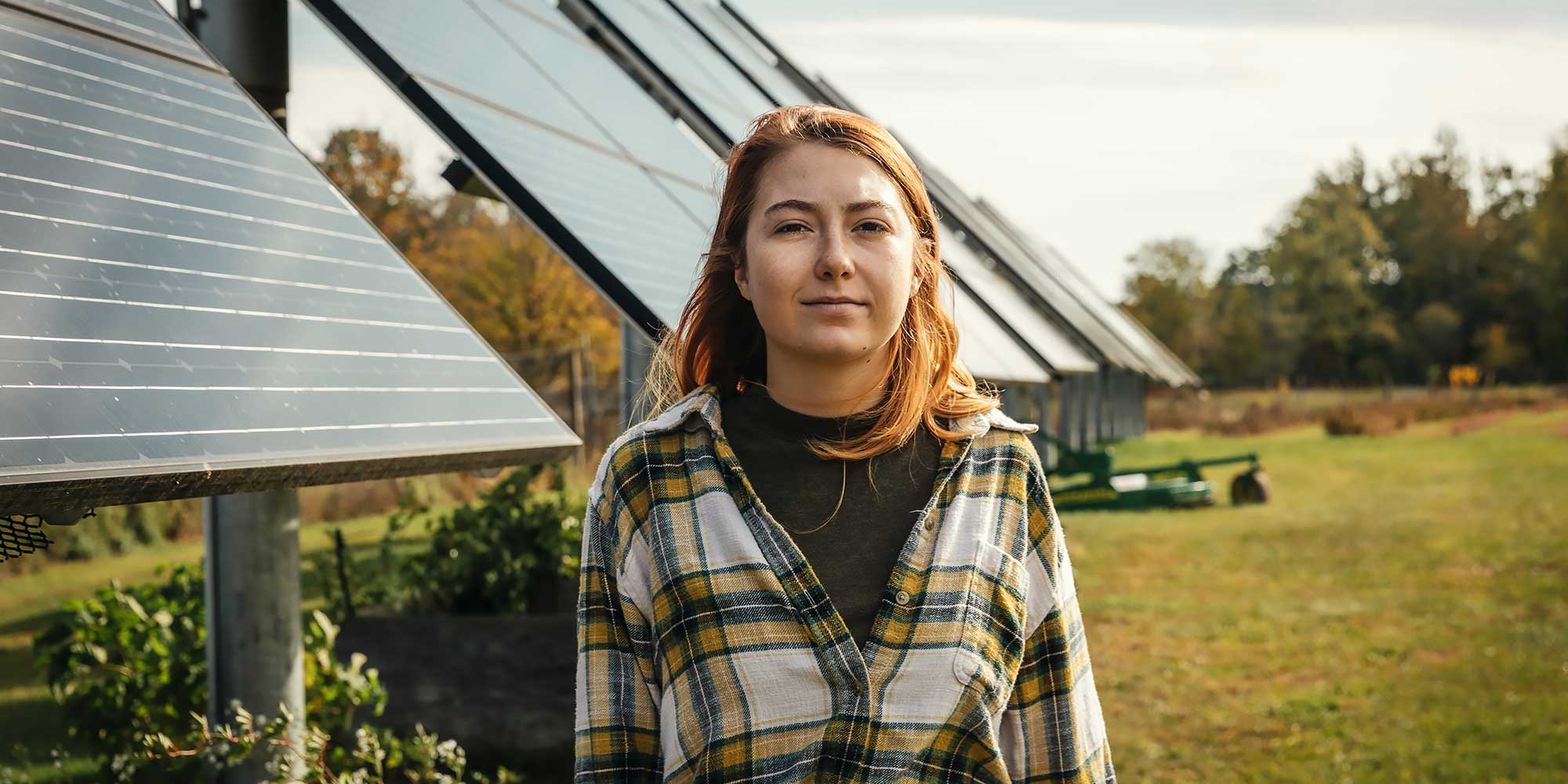 Kobieta na tle paneli solarnych