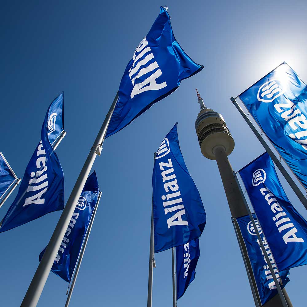 Flagi Allianz Trade na tle nieba