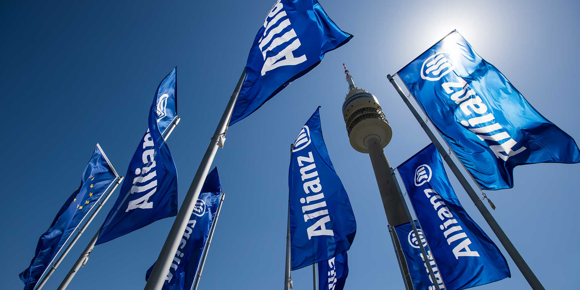 Flagi Allianz Trade na tle błękitnego nieba