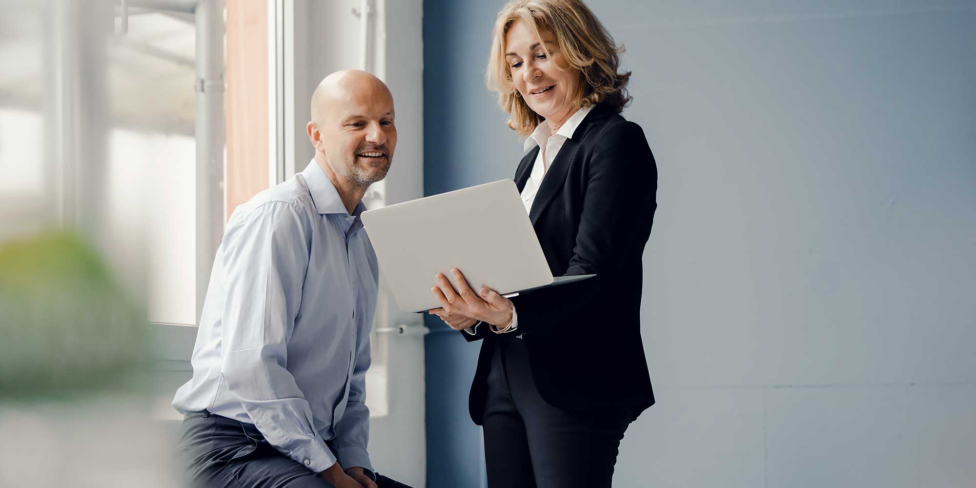 Kobieta prezentuje na laptopie