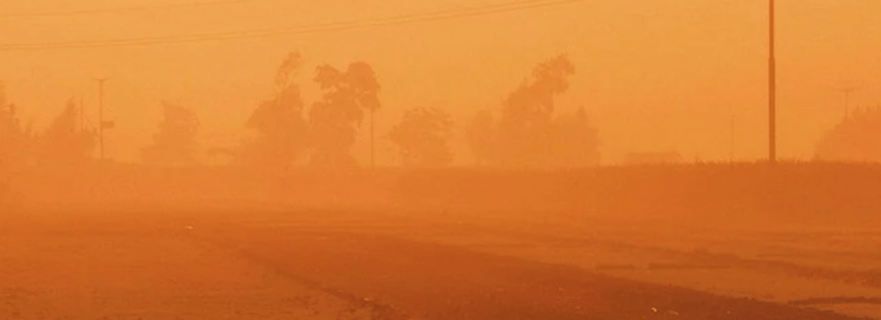 Estrada com poeiras de calor extremo