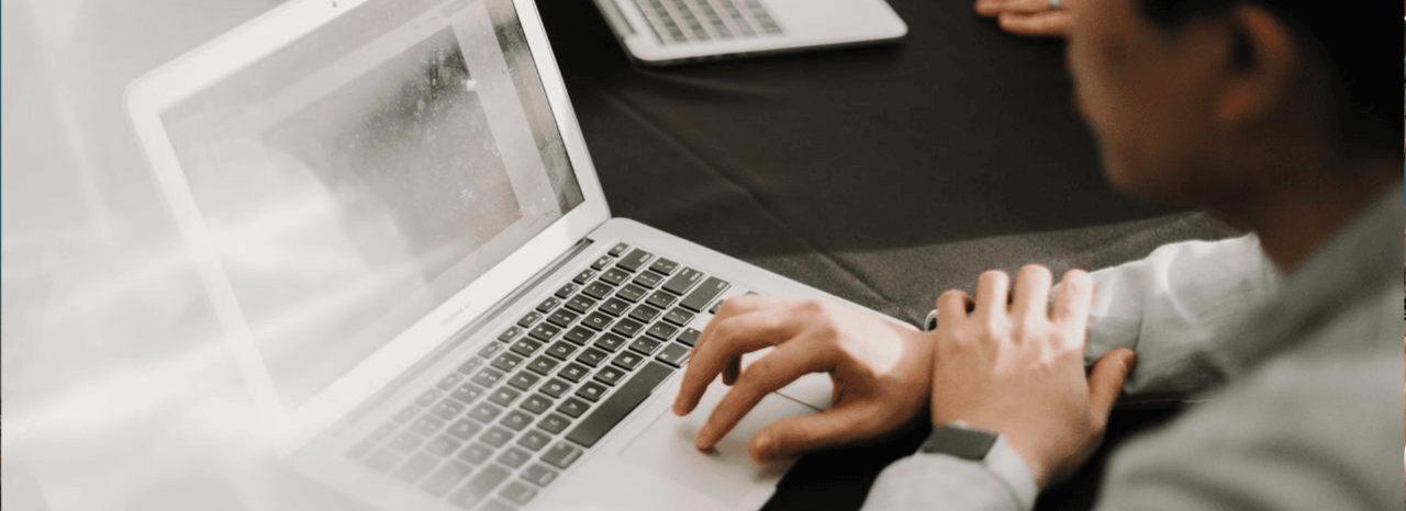 Trabalhador-a-consultar-relatorio-insolvencias-Allianz-Trade