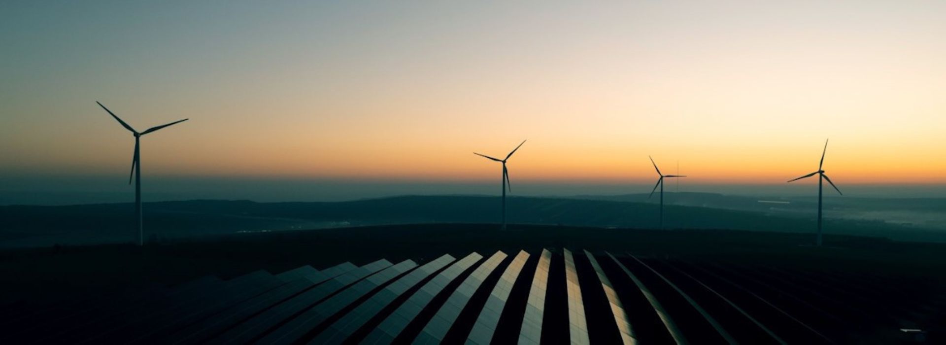  Central de energia renovável com turbinas eólicas e painéis solares.