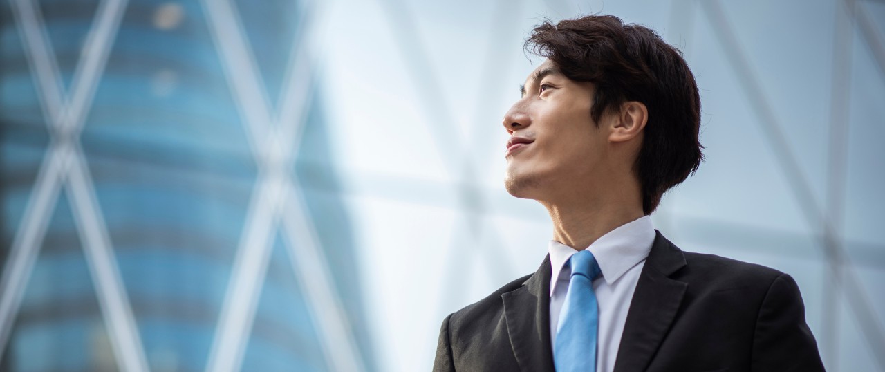 一个穿西装男人的半脸