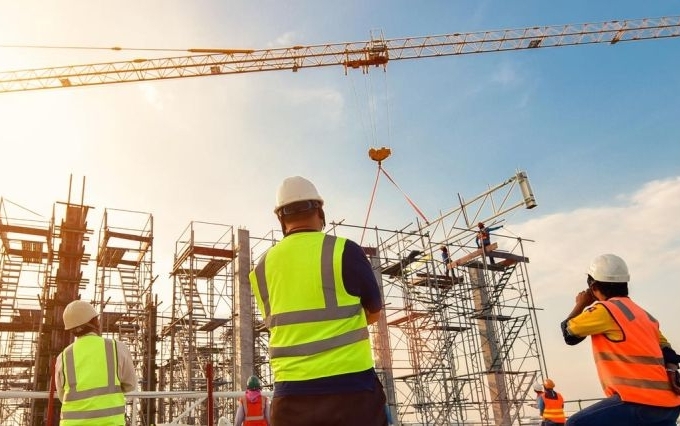 Mitarbeiter auf einer Baustelle