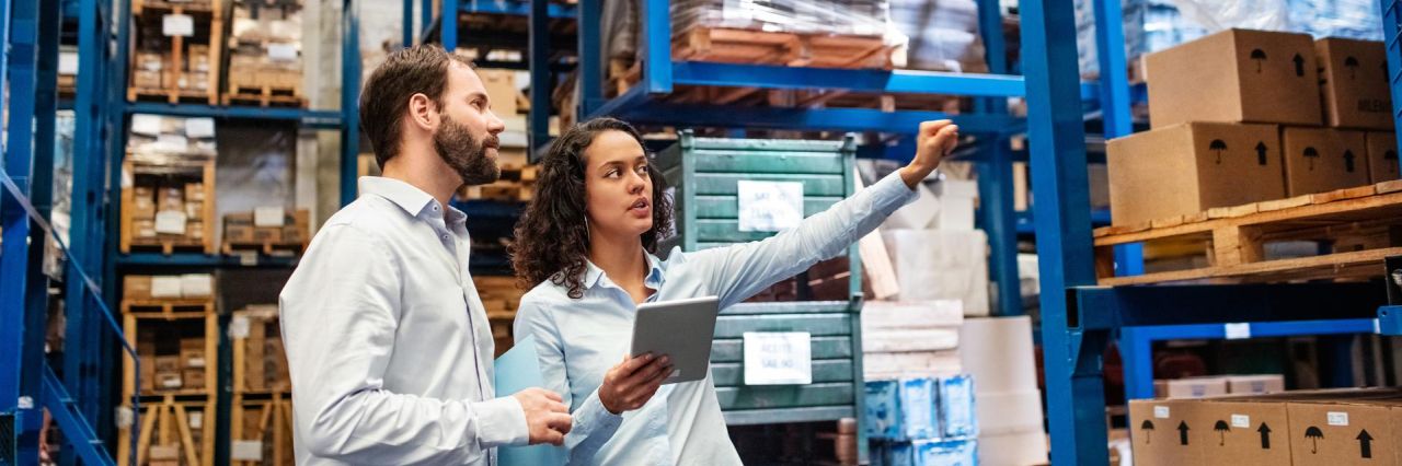 Zwei Mitarbeiter schauen auf ein Tablet