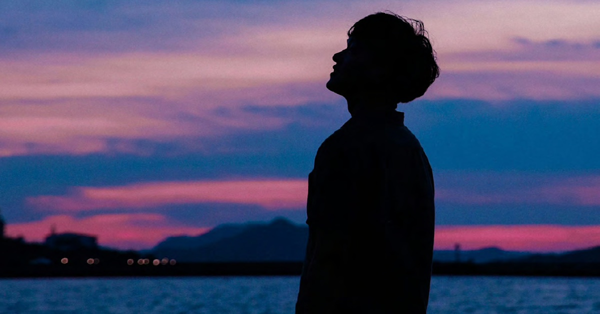 Un homme regarde le ciel