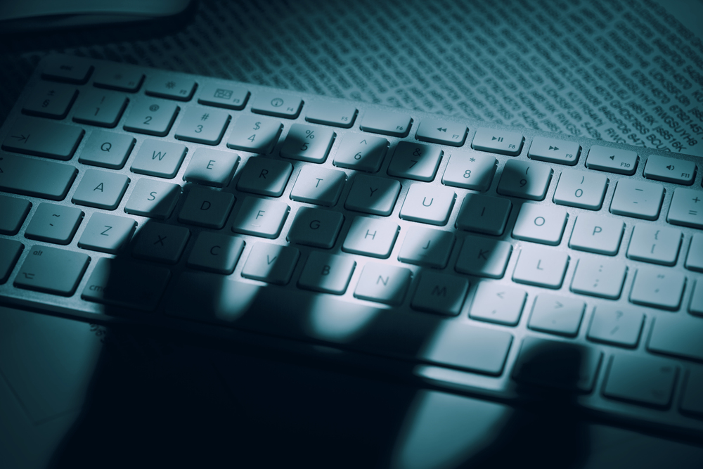 L'ombre d'une main survole un clavier
