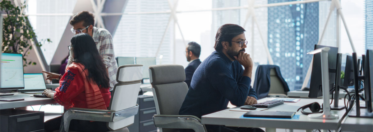 Quatre personnes dans un bureau