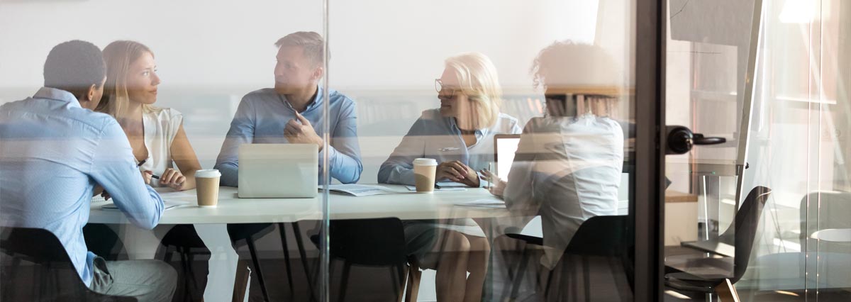 Cinq personnes dans un bureau
